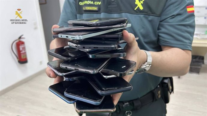 Archivo - La Guardia Civil detiene a tres integrantes de un grupo criminal itinerante dedicado al robo de móviles