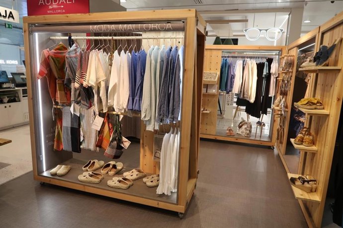 Archivo - Uno de los escaparates de moda local que El Corte Inglés de Avenidas exhibe actualmente.