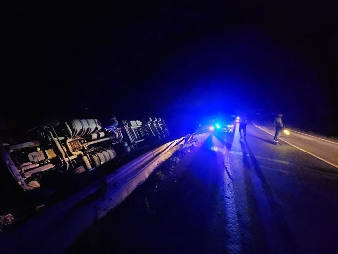 Imagen del camión volcado.