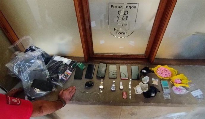 Teléfonos, joyas, relojes robados y drogas incautados a los detenidos.