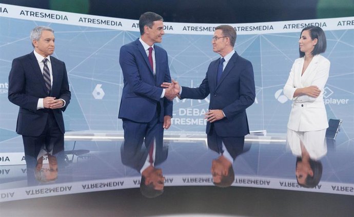 El presidente del Gobierno y candidato  del PSOE a la reelección, Pedro Sánchez (2i), y el candidato del PP a la presidencia, Alberto Núñez Feijóo (2d), y los presentadores Ana Pastor (d) y Vicente Vallés (i) antes del programa 'Cara a Cara. El Debate',