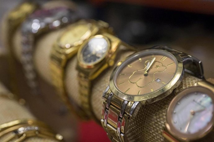 Archivo - VÍDEO: Joyas de oro, relojes e instrumentos, entre los 2.000 objetos perdidos que subastará el Ayuntamiento de Madrid