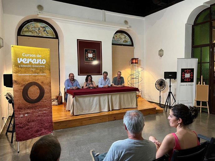 Un curso de verano de la UCLM analiza el potencial del vino en Castilla-La Mancha.