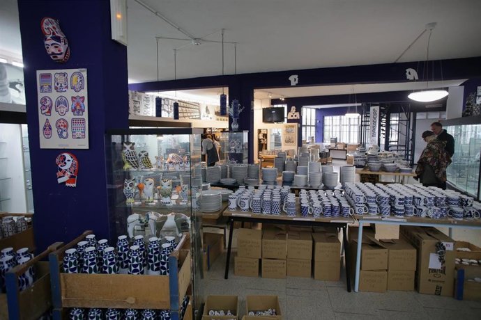 Archivo - Piezas de cerámica en azul y blanco expuestas durante la primera jornada de estas rebajas, en el entorno de la Planta Circular de Sargadelos y en la entrada a la galería, a 23 de febrero de 2023, en Cervo, Lugo, Galicia, (España). La fábrica d