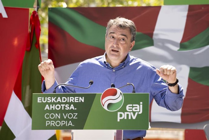 El portavoz del Grupo Vasco y cabeza de lista al Congreso por Bizkaia, Aitor Esteban, durante el mitin Festa Euskal Ahotsa Gira, a 9 de julio de 2023, en Vitoria-Gasteiz