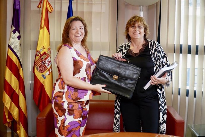 La exconsellera de Presidencia, Función Pública e Igualdad, Mercedes Garrido, ha hecho este martes el traspaso de la cartera a Antnia Maria Estarellas como nueva consellera de Presidencia y Administraciones Públicas.