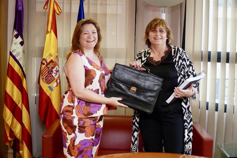 La exconsellera de Presidencia, Función Pública e Igualdad, Mercedes Garrido, ha hecho este martes el traspaso de la cartera a Antnia Maria Estarellas como nueva consellera de Presidencia y Administraciones Públicas.