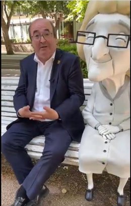 Miquel Iceta sentado junto a la figura de Dominga en el parque de la Dehesa de Soria.