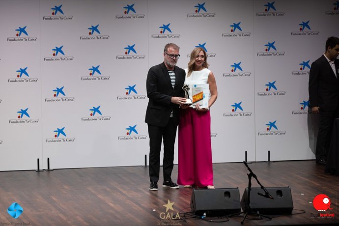 El responsable del departamento de Comunicación y RSC de MAC, Javier Fernández Obregón, y la integrante de la comisión de RSC de la Mutua Ana Belén Escalante