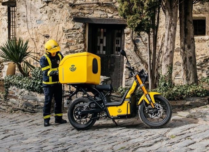 Trabajador de Correos con una moto eléctrica.