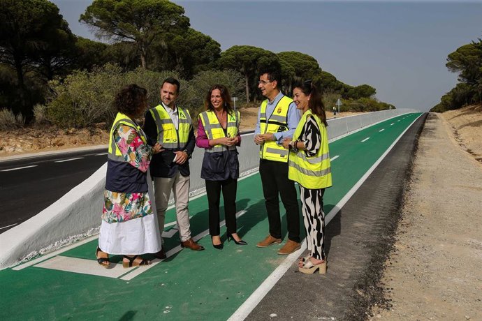 Rocío Díaz en el carril bici Los Caños-Barbate.