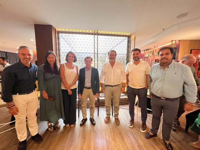 Juan Bravo se reúne con alcaldes y empresarios de la provincia.