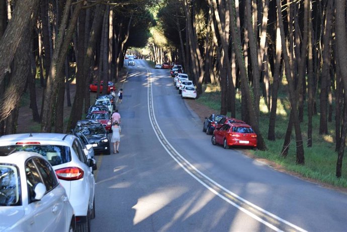 Vehículos mal aparcados en el parque de las Dunas de Liencres