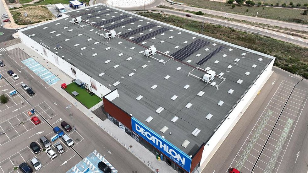 Decathlon cierra dos acuerdos de autoconsumo energético renovable en España de más de 1 MW. En la imagen la instalación de autoconsumo del centro de Decathlon en Valladolid.