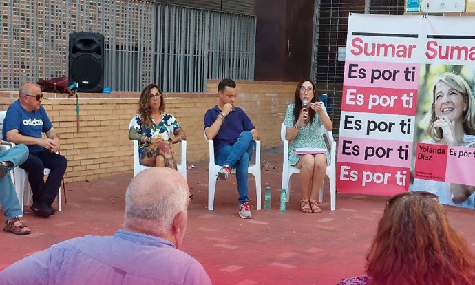 Sheila Carmona (1d) interviene en el encuentro celebrado en Huelma.