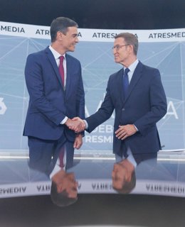 El presidente del Gobierno y candidato  del PSOE a la reelección, Pedro Sánchez (i), y el candidato del PP a la presidencia, Alberto Núñez Feijóo (d), antes del programa 'Cara a Cara. El Debate'
