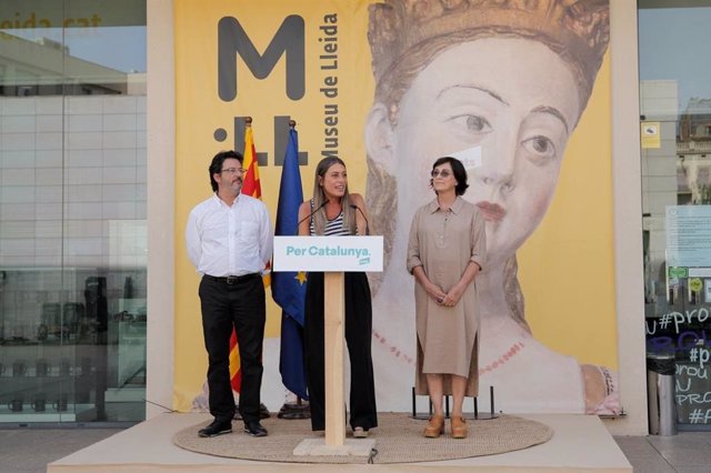 La candidata de Junts por Barcelona al Congreso, Míriam Nogueras; el candidato por Lleida, Isidre Gavín, y la candidata al Senado, Mayte Rivero
