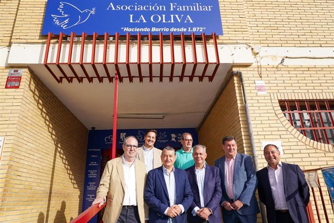 Visita del consejero Antonio Sanz, acompañado por el alcalde de Sevilla, José Luis Sanz; el comisionado del Polígono Sur, Jaime Bretón, y el delegado de la Junta en Sevilla, Ricardo Sánchez, entre otros, a la Asociación de Familiares La Oliva.