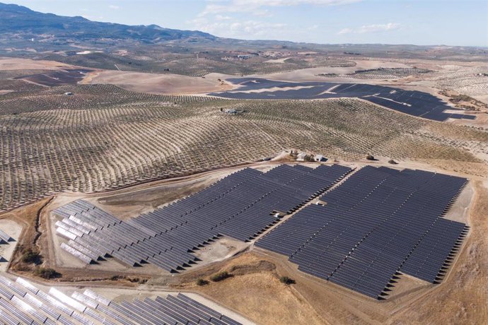 Aquila Clean Energy y Trina Solar firman un acuerdo para el suministro de 800 megavatios en módulos solares