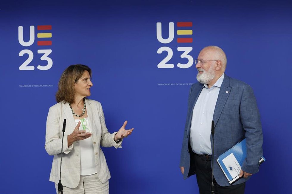 La vicepresidenta tercera, Teresa Ribera, y el vicepresidente de la Comisión Europea para el Pacto Verde, Frans Timmermans, ofrecen declaraciones a los medios en el Consejo Informal de minsitros de MA y E en Valladolid, en el Museo Patio Herreriano.