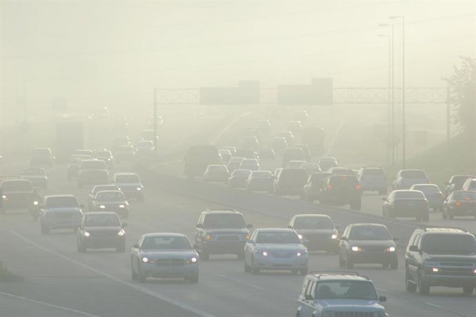 Archivo - Contaminación, tráfico, atasco, coches, niebla