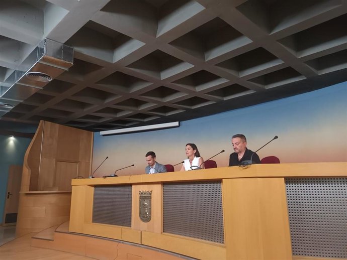 Archivo - La portavoz socialista en el Ayuntamiento de Madrid, Reyes Maroto, y los concejales Antonio Giraldo y Pedro Barrero