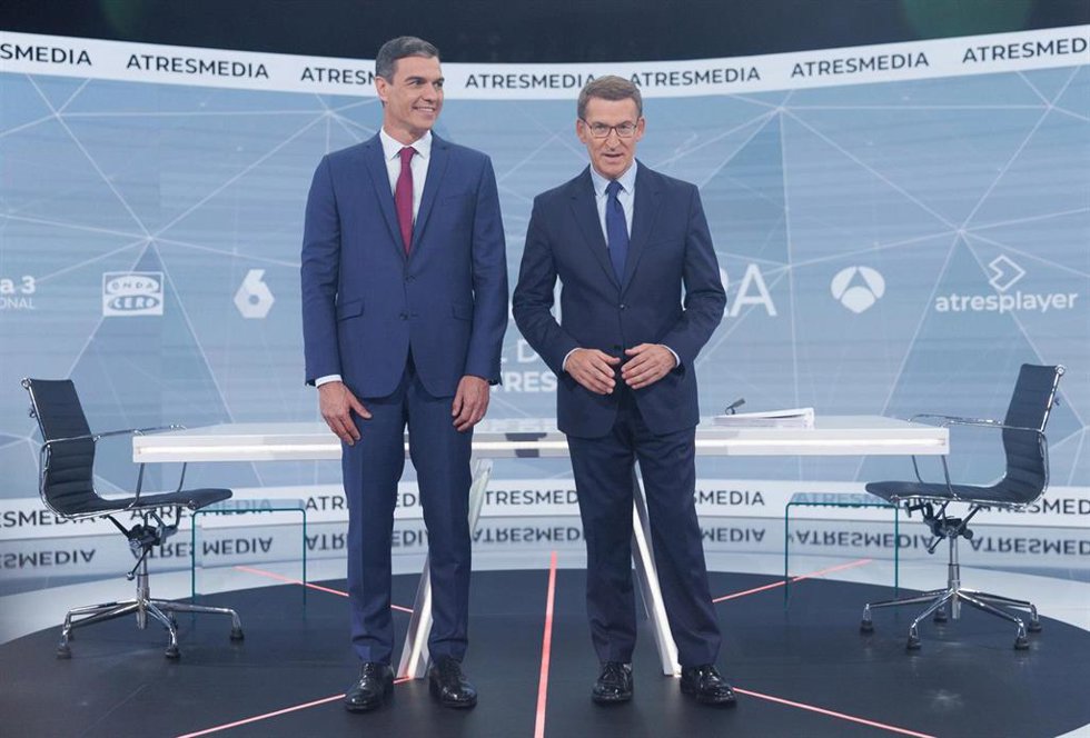El presidente del Gobierno y candidato del PSOE a la reelección, Pedro Sánchez (i), y el candidato del PP a la presidencia, Alberto Núñez Feijóo (d), antes del programa 'Cara a Cara. El Debate', en Atresmedia, a 10 de julio de 2023, en Madrid (España).