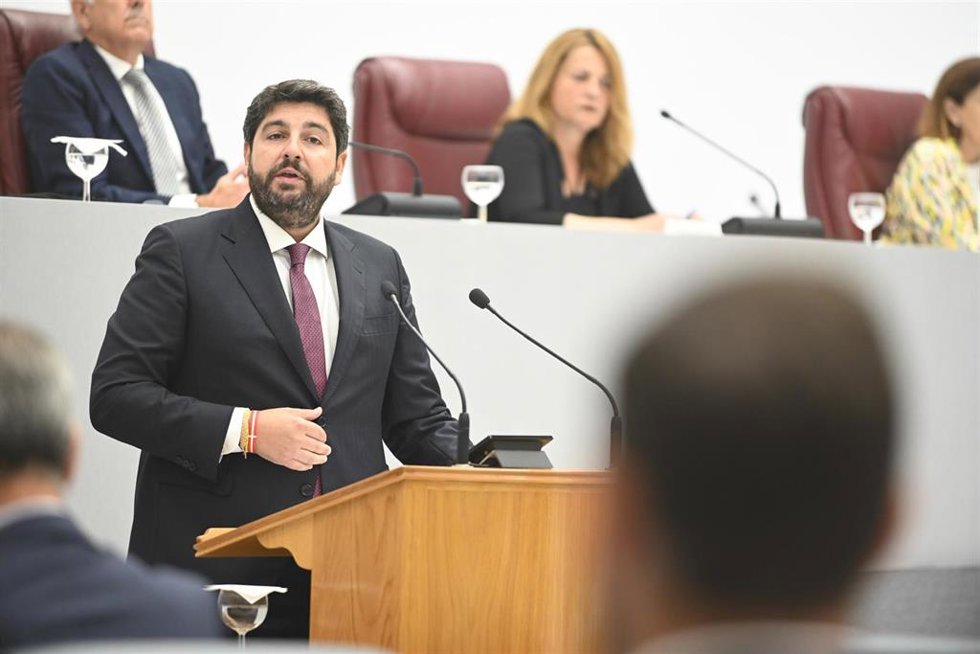 El candidato a presidente de la Comunidad, Fernando López Miras, en el Debate de investidura
