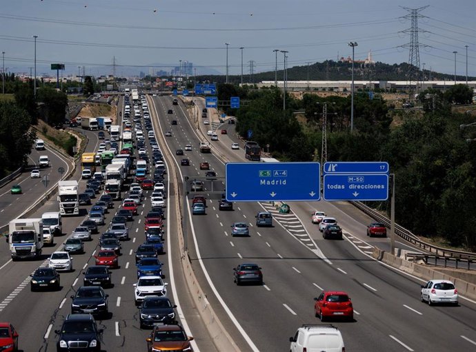 Decenas de coches en la autovia A4, el primer día de la Operación Especial del Verano, a 30 de junio de 2023, en Madrid (España). DGT prevé 95 millones de desplazamientos de largo recorrido por carretera para este verano, un 1,75% más que los movimiento
