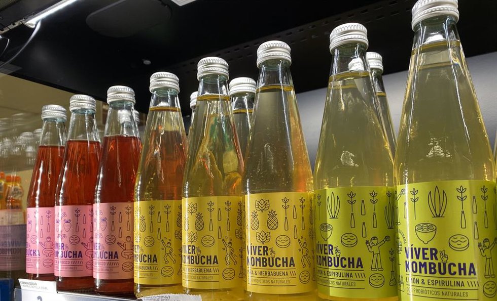 Archivo - Granada.- Víver Kombucha entra en los aeropuertos nacionales a través de las tiendas WHSmith