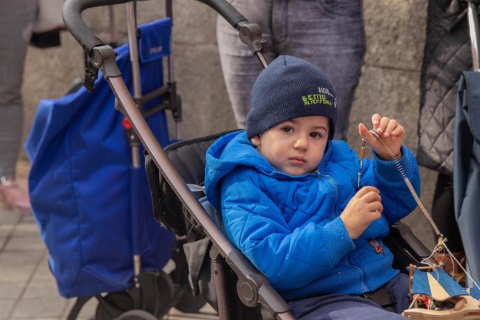 Un niño en un carrito de bebé.