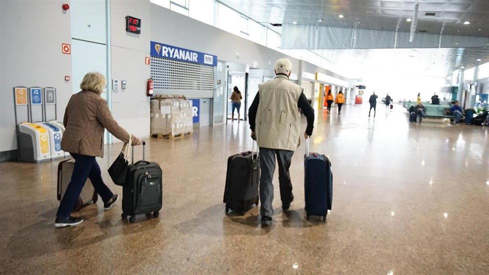 Archivo - Dos personas caminan con sus maletas en las instalaciones del aeropuerto de Vigo, a 21 de marzo de 2023, en Vigo, Pontevedra, Galicia (España).