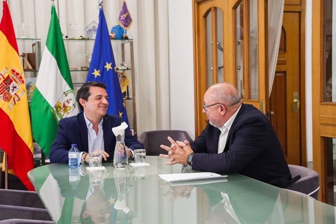 El alcalde de Córdoba, José María Bellido, y el rector de la Universidad de Córdoba (UCO), Manuel Torralbo.