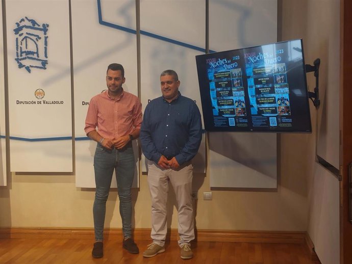 El alcalde de Tudela de Duero, Óscar Rodríguez de las Heras, y el diputado provincial Roberto Migallón en la presentación del 'XXVIII Noches al Duero', el ciclo de conciertos y espectáculos de la localidad vallisoletana.