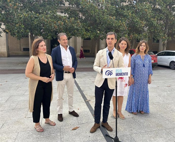 El candidato al Congreso del PP, Pedro Navarro, ha celebrado un acto esta mañana frente a la Delegación del Gobierno
