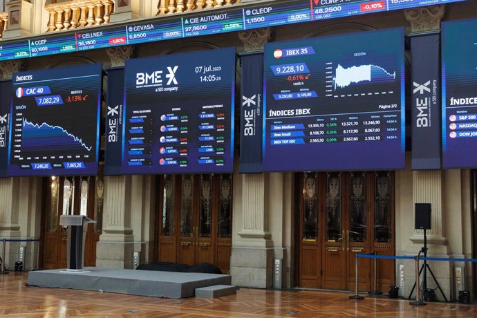 Varios paneles del Ibex 35, en el Palacio de la Bolsa, a 7 de julio de 2023, en Madrid (España). 