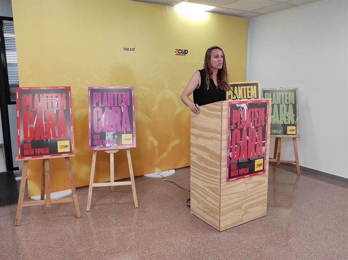 La cabeza de lista de la CUP al Congreso por Girona, Mireia Vehí, en rueda de prensa