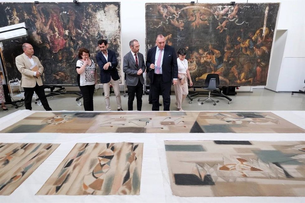 El consejero de Turismo, Cultura y Deporte, Arturo Bernal, en el IAPH, donde se restaurarán las pinturas murales de Delhy Tejero en la antigua fábrica de Altadis.