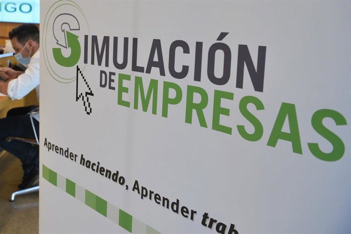 Archivo - Cartel del programa de Prodetur de Simulación de Empresas.