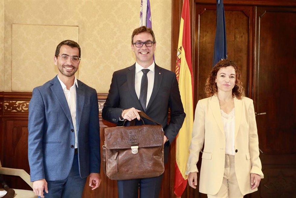 El conseller de Economía, Hacienda e Innovación, Antoni Costa, recibe su cartera de sus antecesores, Rosario Sánchez y Miquel Company.