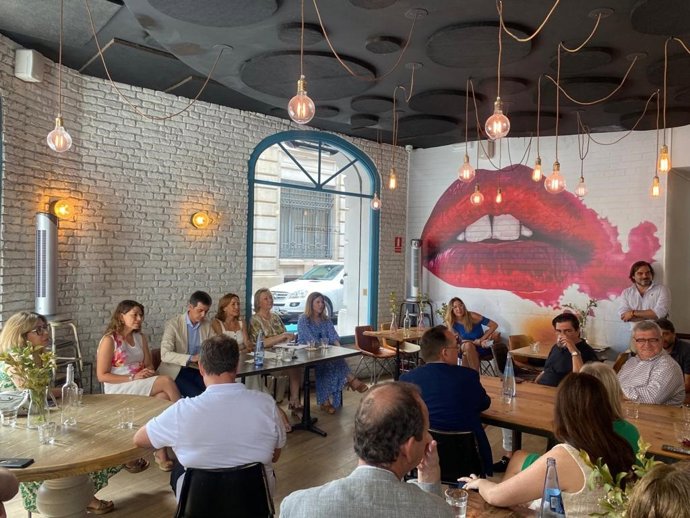 Candidatos del PP al Congreso de los Diputados y al Senado por la provincia de Zaragoza se han reunido con hosteleros en La Clandestina