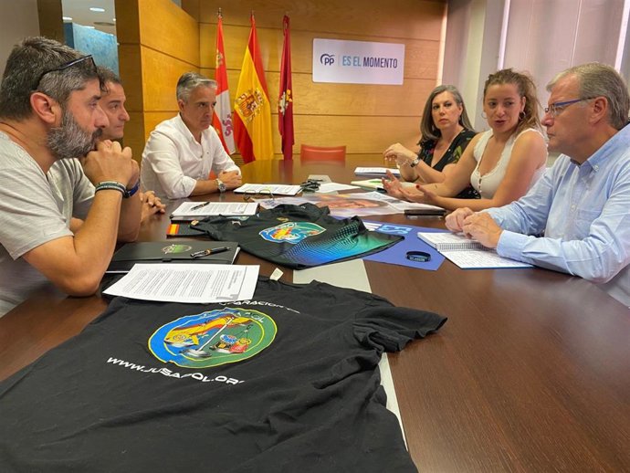 Los candidatos del PP de León al Congreso y al Senado, Ester Muñoz y Antonio Silván, durante su encuentro con representantes de asociaciones de Policía Nacional y Guardia Civil.