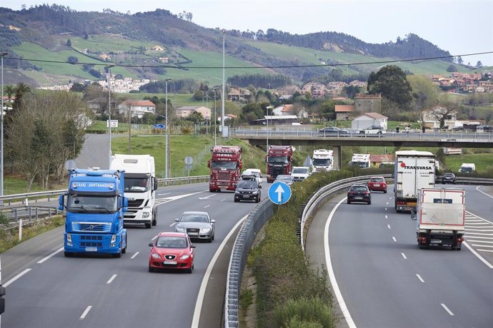 Archivo - Tráfico en una autovía en Cantabria