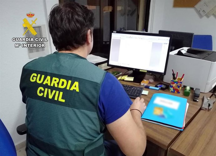 Un agente de la Guardia Civil, durante la investigación