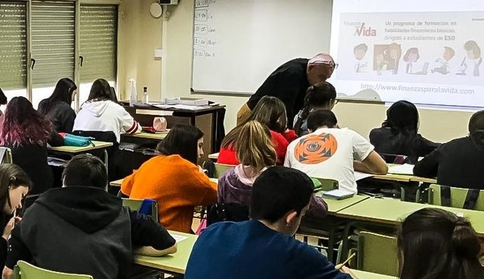 Archivo - Alumnos participantes en el programa de Cajasur 'Finanzas para la Vida' en una imagen de archivo.