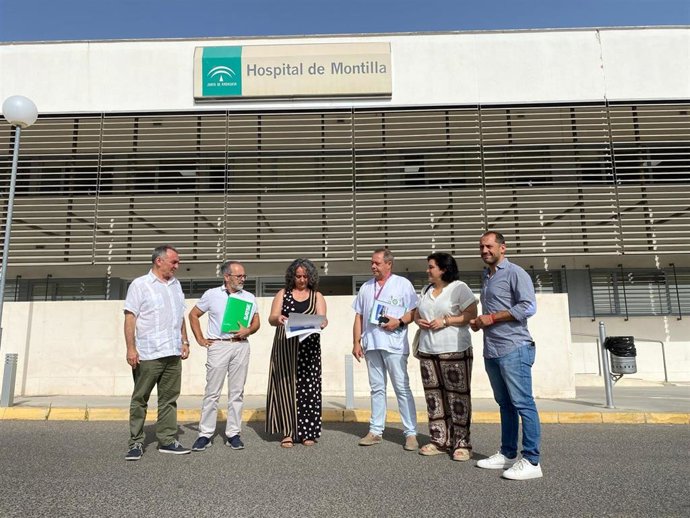 El candidato número uno de Sumar al Congreso de los Diputados por Córdoba, Enrique Santiago (primero por la izquierda), ante el Hospital de Montilla.