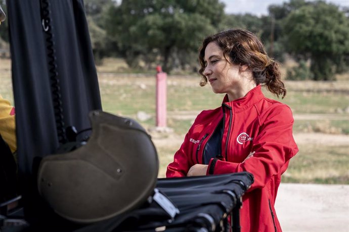 Archivo - La presidenta de la Comunidad de Madrid, Isabel Díaz Ayuso, a su llegada para presentar el balance de la campaña de este año del Plan de Protección Civil Contra Incendios Forestales de la región, a 11 de octubre de 2022, en Valdemorillo, Madri