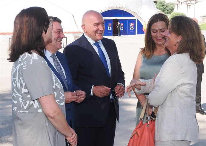 Alicia Villar (i), Luis Miguel Gago, Jesús Julio Carnero, Virginia Barcones y Teresa Ribera, antes de recibir a los ministros en la Cúpula del Milenio.