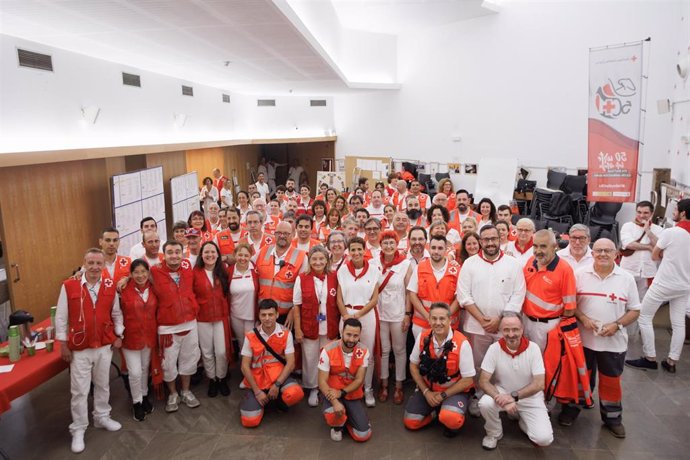 Foto de grupo de Chivite con los voluntarios de la Cruz Roja