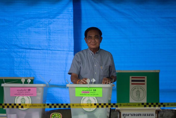 Archivo - El primer ministro de Tailanida, Prayuth Chan Ocha, votando en las últimas elecciones